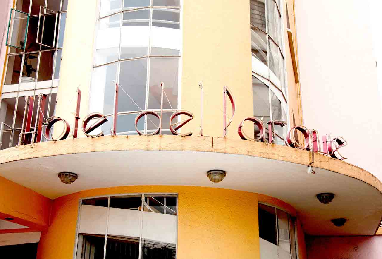 LOOKING FOR BARRAGÁN AT THE HOTEL DEL PARQUE IN GUADALAJARA - Greige